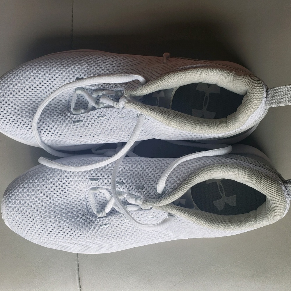 NEW UNDER ARMOUR SQUAD 2.0 WOMEN'S SIZE 6.5 WHITE